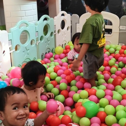 Anak Bermain Mandi Bola